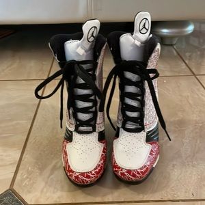 Only wore for a photo shoot indoors